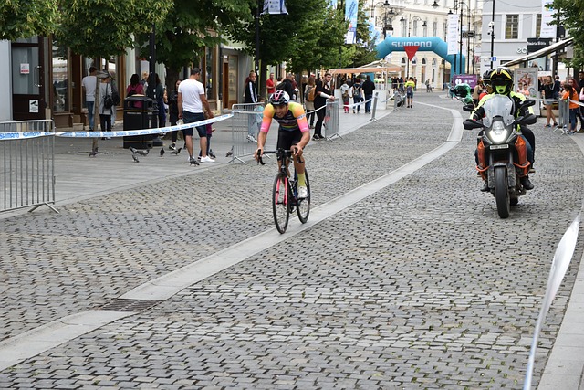 利物浦1-1无奈丢分，切尔西1-3爆冷翻车，阿森纳稳坐英超榜首